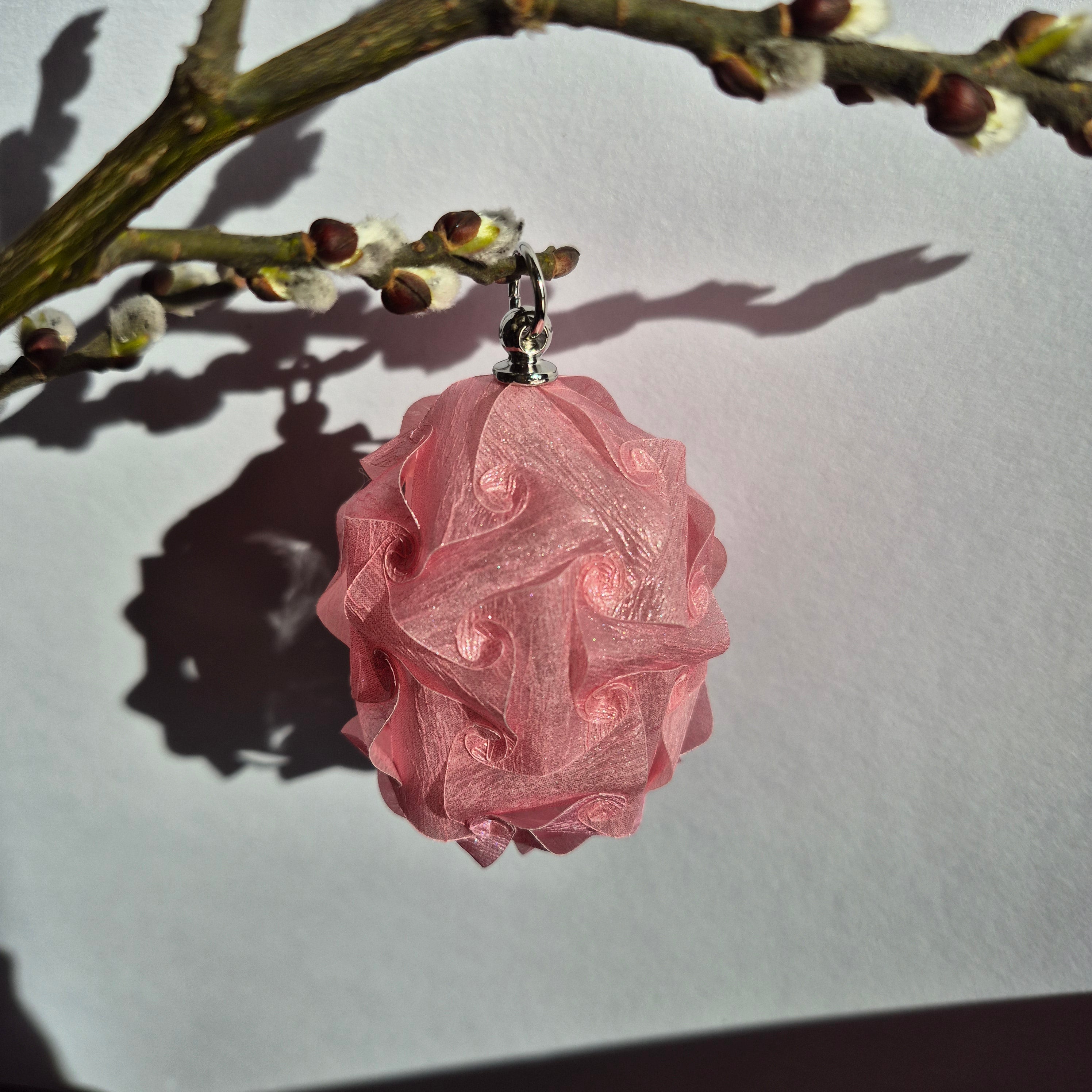 Dekorační závěsné Velikonoční vajíčko perleť se stříbrným očkem – ruční výroba